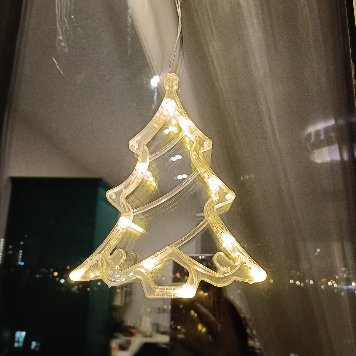 Гирлянда. Их таких всего 3. Не думаю, что оставлю на окне, найду другое место. Наверное. 