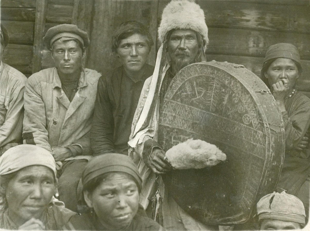 Шорцы СССР. Одежда советского союза и бубен древней культуры. Фото взято из google