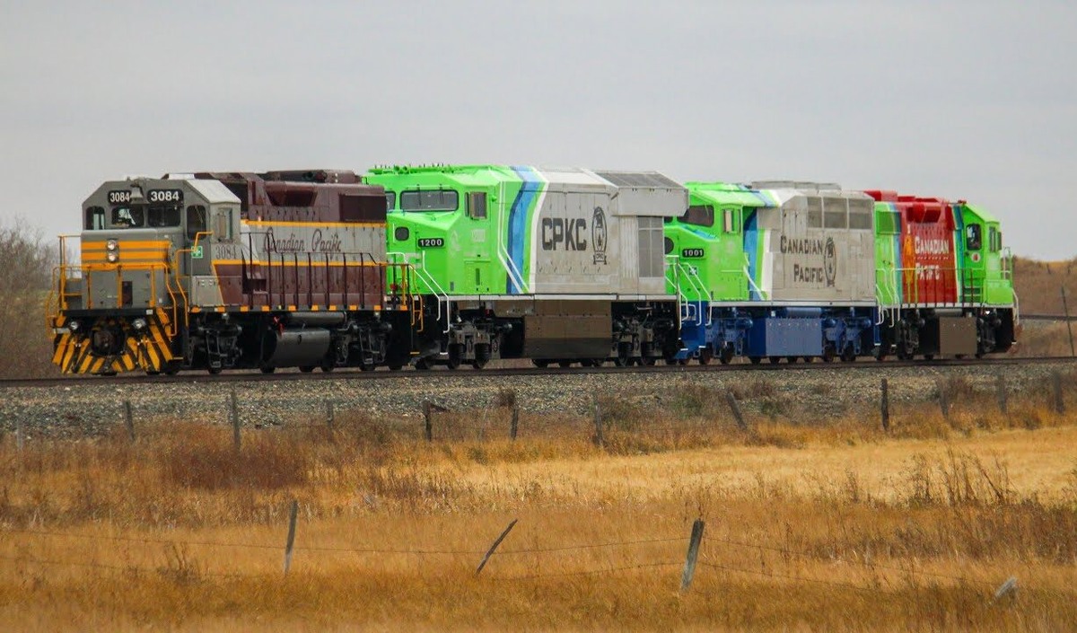 Три модернизированных CPKC водородных локомотива H2 0EL. Источник: Canadian Trains