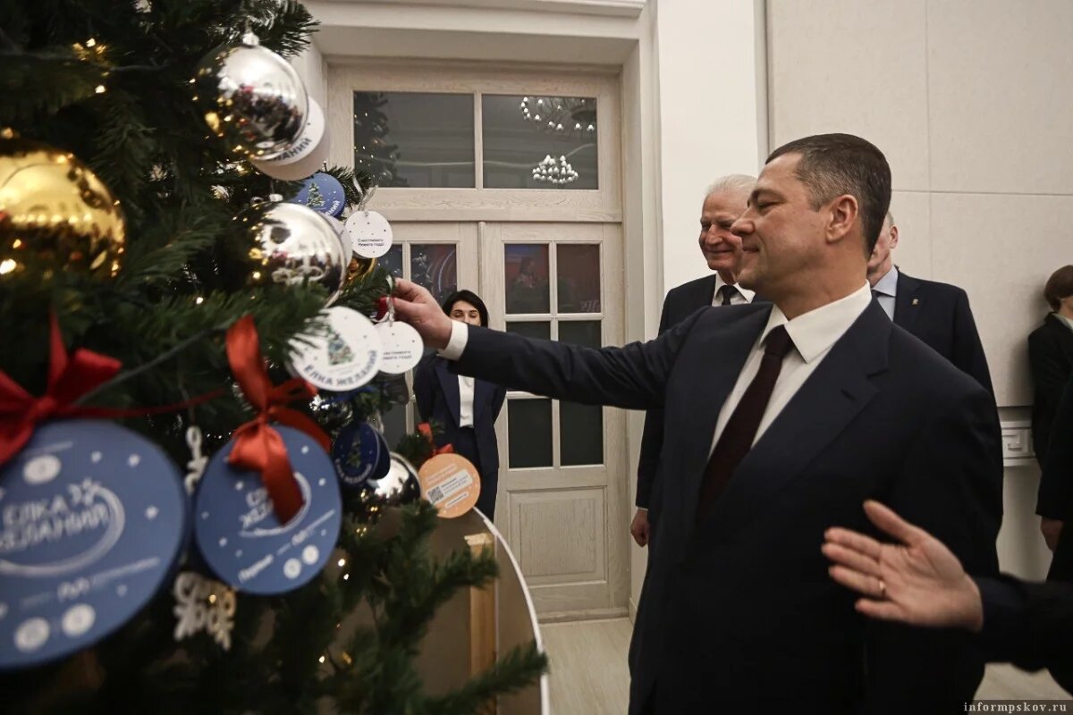    Михаил Ведерников и псковские депутаты исполнят детские новогодние мечты
