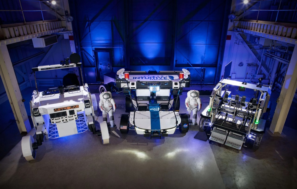 Слева направо: FLEX компании Astrolab, Moon RACER компании Intuitive Machines и лунный вездеход Eagle компании Lunar Outpost в Космическом центре имени Джонсона.    
 Источник: NASA / Bill Stafford  📷
