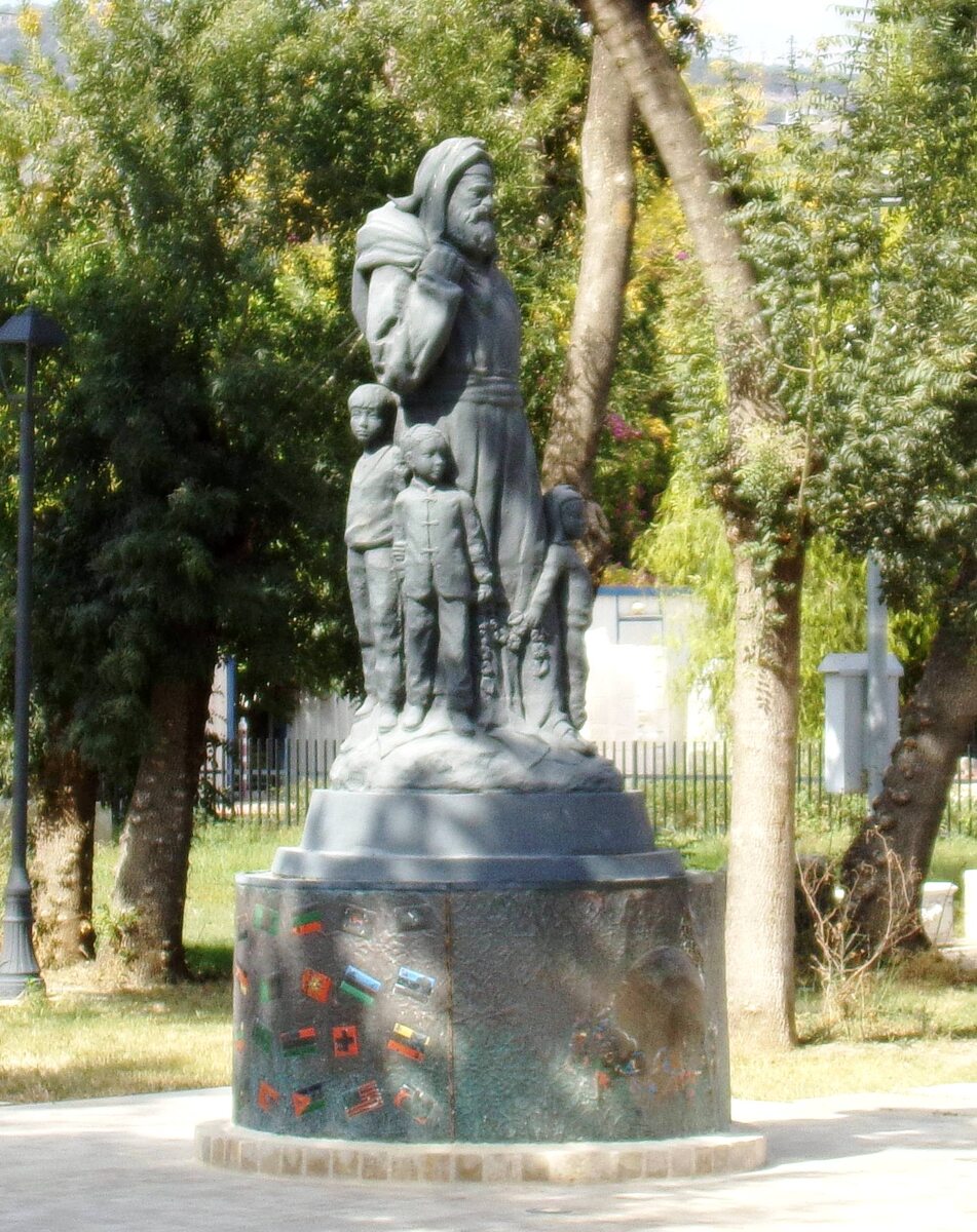 Памятник на площади перед церковью Святого Николая 