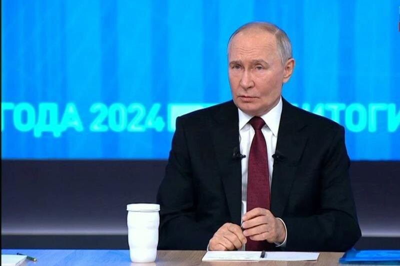    Пресс-служба Кремля. Президент указал на то, что Банк России поздно принял меры для сдерживания инфляции