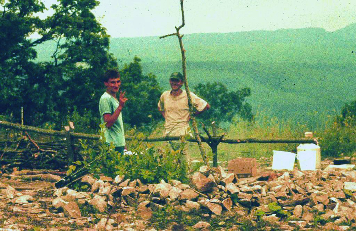 Фото из архива Ивановых и Рыжковых – Лёша Гусельников и «Леонидыч» (в кепке)