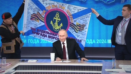    Путин развернул на прямой линии копию подаренного ему боевого знамени 155-й бригады морской пехоты ТОФ Богдан Герцен