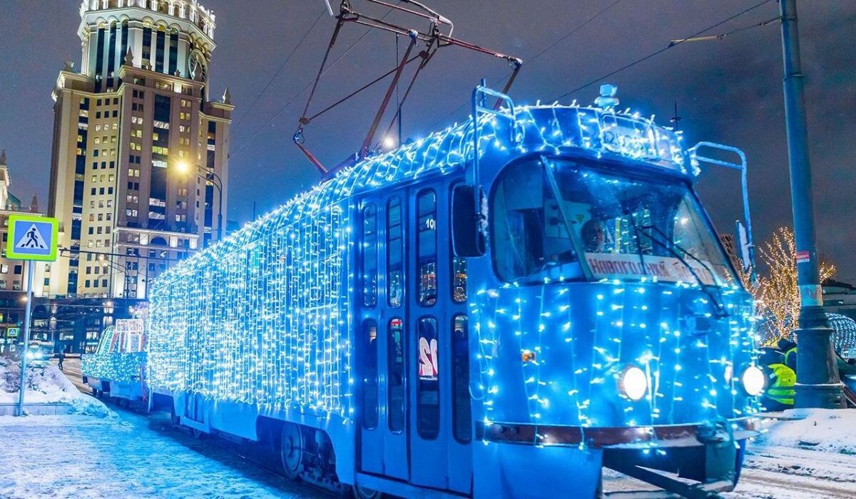     Новогодний трамвай. Источник: mos.ru Автор фото: Пресс-служба Мэра и Правительства Москвы