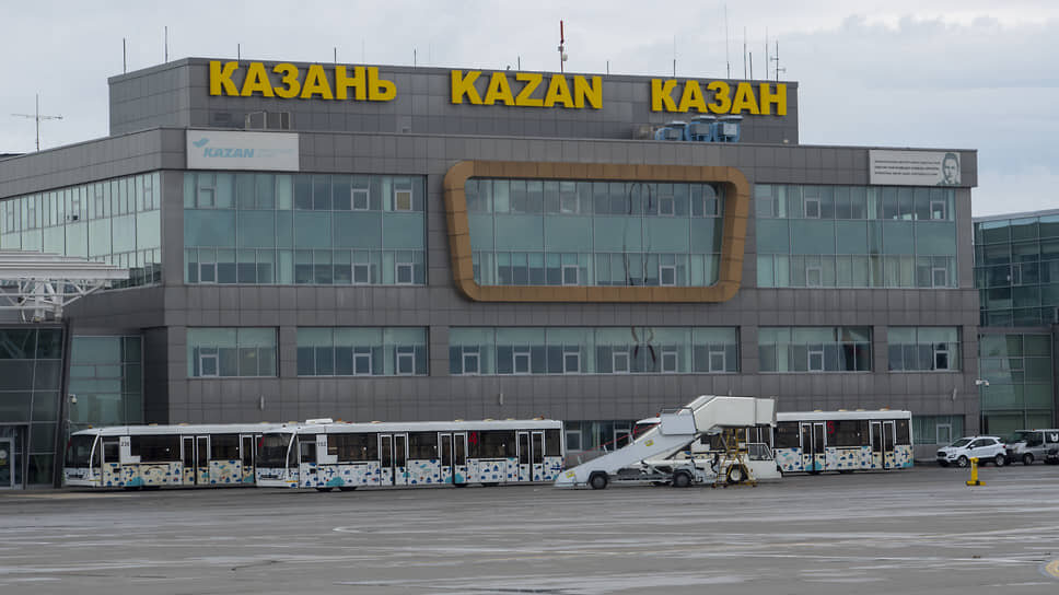 Международный аэропорт «казань» казань. Что произошло в казани в аэропорту. Что произошло в казани в аэропорту. В аэропорту очереди на вылет. Аэропорт казань изнутри.