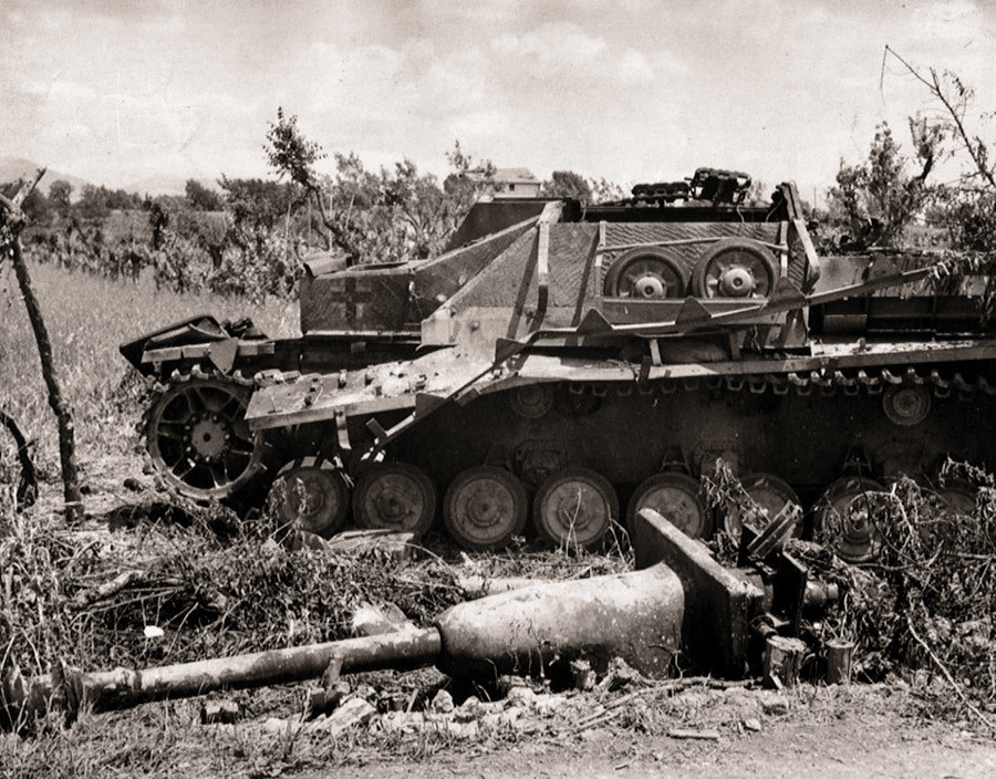StuG.IV, уничтоженная в районе Понтекорво в Италии (http://www.worldwarphotos.info)
