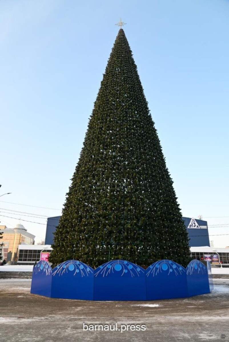    Украшение площади Сахарова к Новому году. Источник: barnaul.org