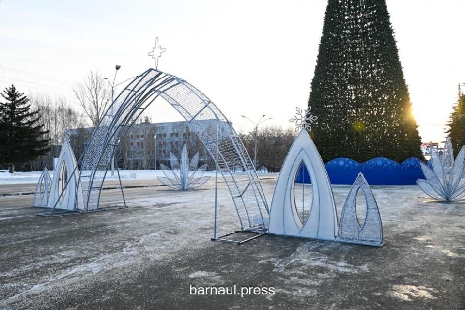    Украшение площади Сахарова к Новому году. Источник: barnaul.org