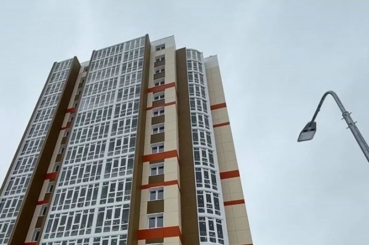    За два года застройщик и подрядчик демонтировали «наследство» от первого застройщика и заново возвели дом.