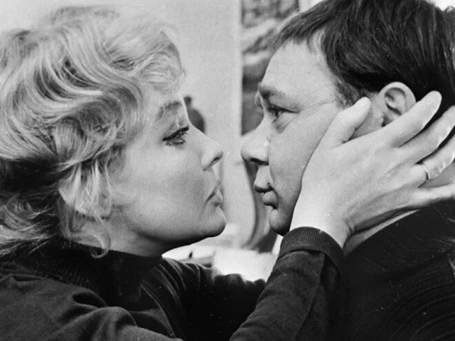 "— Володя! Вы — рыцарь и не посмеете обидеть женщину! — За 10 тысяч — посмею!" Фото: baby.ru