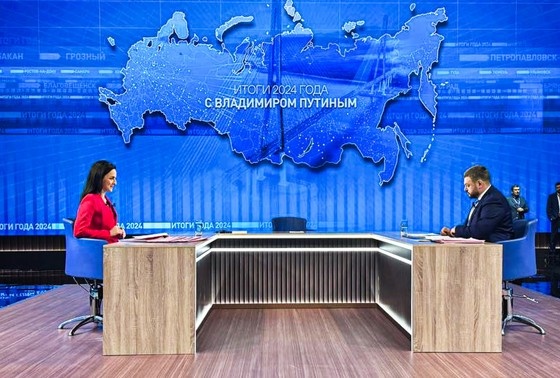    Телеведущая ВГТРК Александра Суворова и военный корреспондент Первого канала Дмитрий Кулько перед началом программы «Итоги года с Владимиром Путиным» в Гостином Дворе