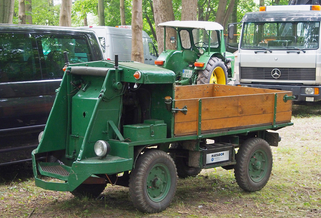 «Дизельный муравей» DK 2003 — первая модель из Вальтерсхаузена. DK означает Diesel-Karre, 2000 — грузоподъемность в кг, «3» — третью модель. Тип шин уже не указывался, поскольку 3‑я модель шла только на пневмошинах, а не на массивных. Мощность одноцилиндрового дизеля — 6 л. с., скорость — 15 км/ч. С 1956 по 1957 год выпустили свыше 1500 штук.