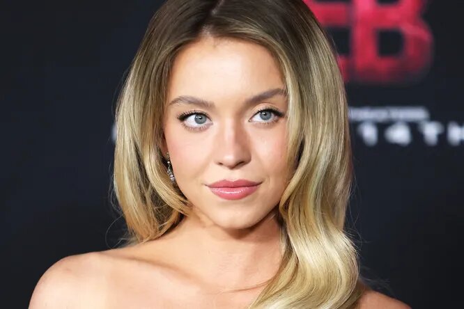     Сидни Суини обнажила грудь на крыше после критики ее фигуры