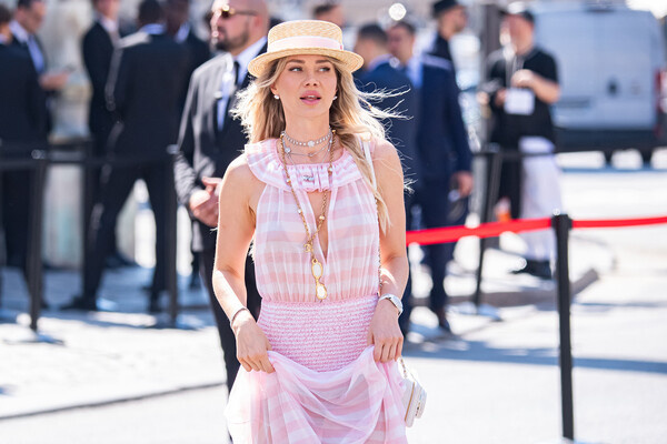 Модель и ведущая Светлана Савицкая во время Недели высокой моды в Париже, 25 июня 2024 года / Panoramic/Global Look Press   📷