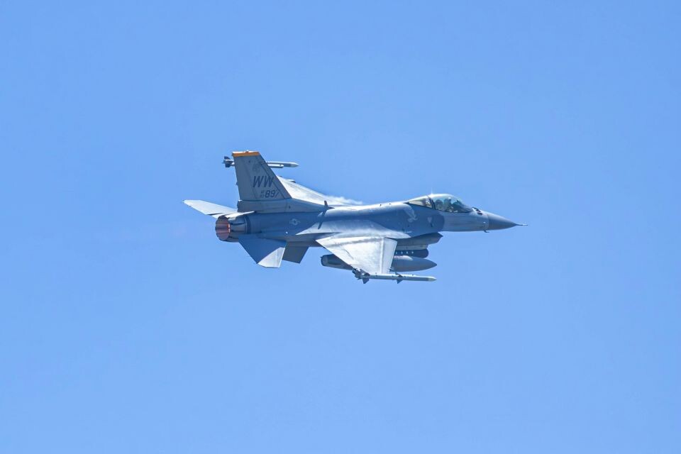    Истребитель. F-16. Источник: unsplash.com