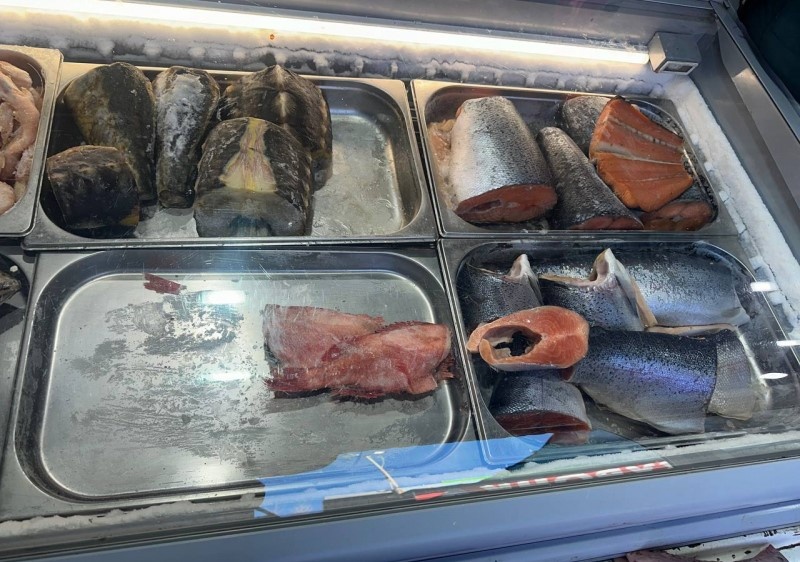 Продавщица на рынке в Донецке открыто демонстрировала покупателям продукцию из незаконно добытых осетров. С места продажи полицейские изъяли пять кусков русского осетра.