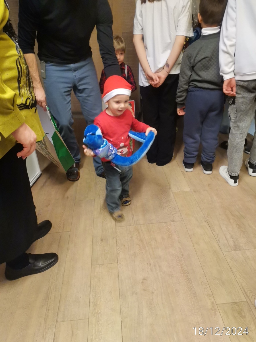 Получил подарок, тащит добычу 😃