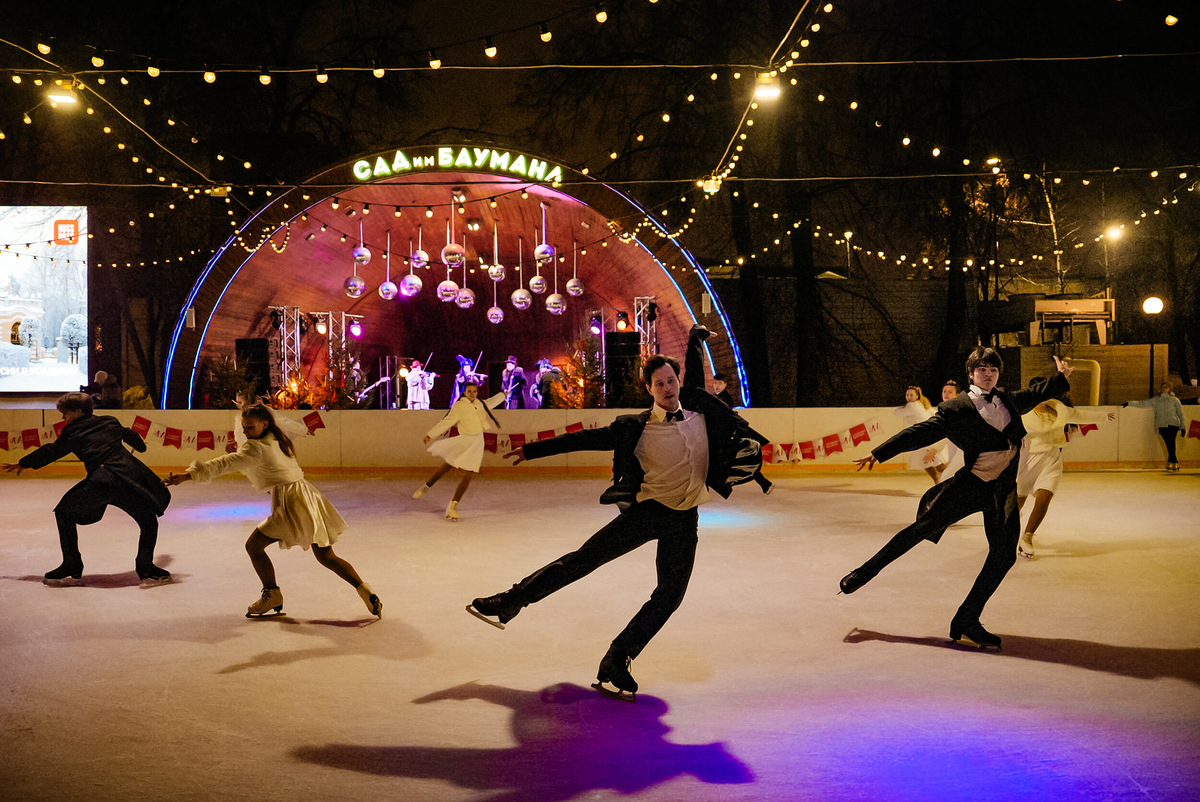 До катка в саду имени Баумана ближе всего идти от станции метро «Красные Ворота». Дорога займёт девять минут