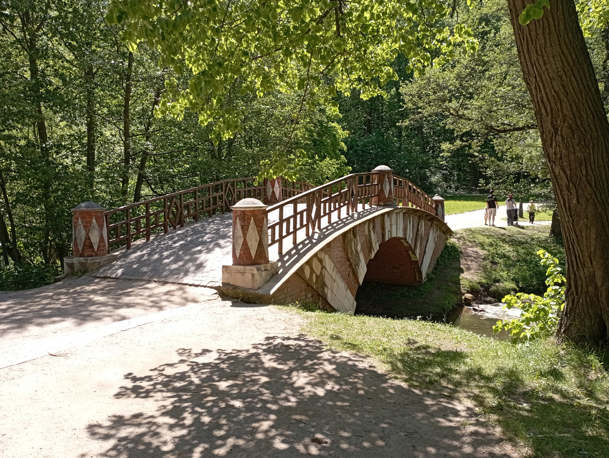 Мост возле большого пруда.