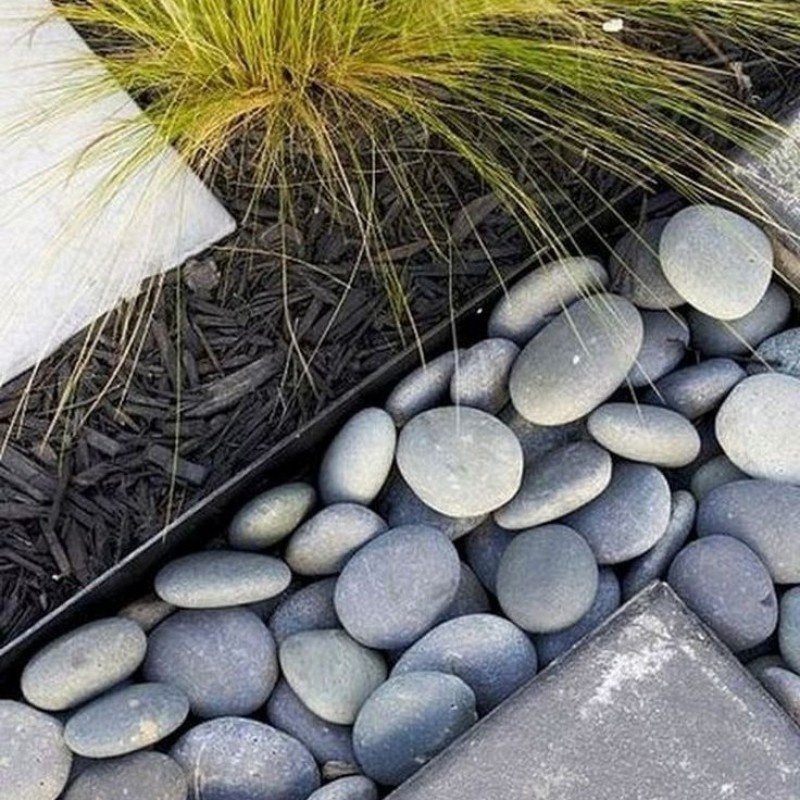 Пример отсыпки галькой. Изображение использовано с dynasty76.ru