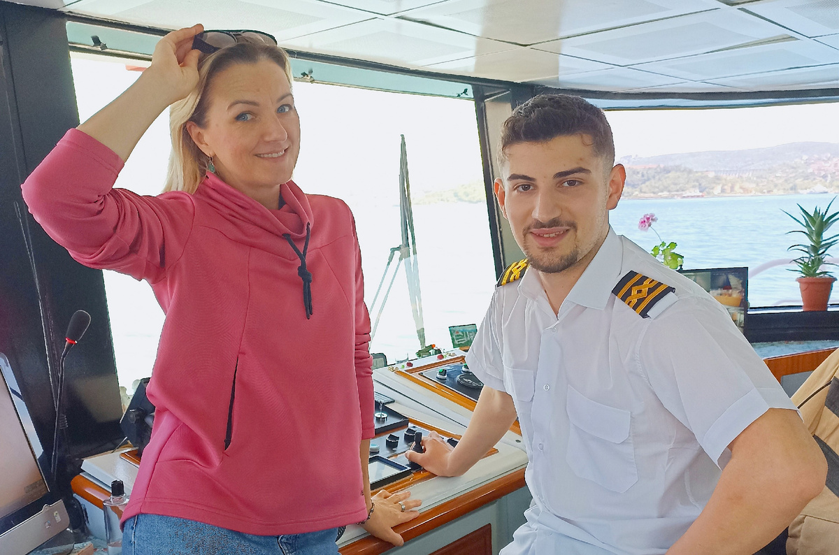 Забралась в рубку капитана