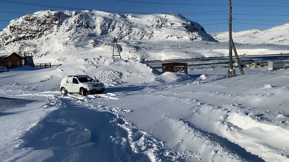 Пытаемся "пробить" дорогу от отеля на нашем арендованном автомобиле.