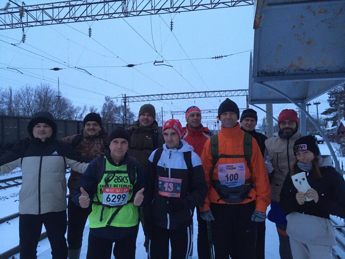 вышли и увидели ещё одну группу, это ходоки, они приехали, чтобы идти пешком обратно