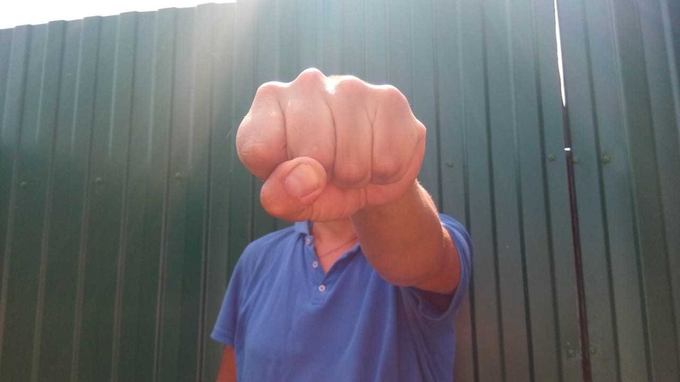    Сотрудник ударил оппонента в живот кулаком, в котором заранее зажал ключ от замочной скважины. Алексей СЕРГУНИН