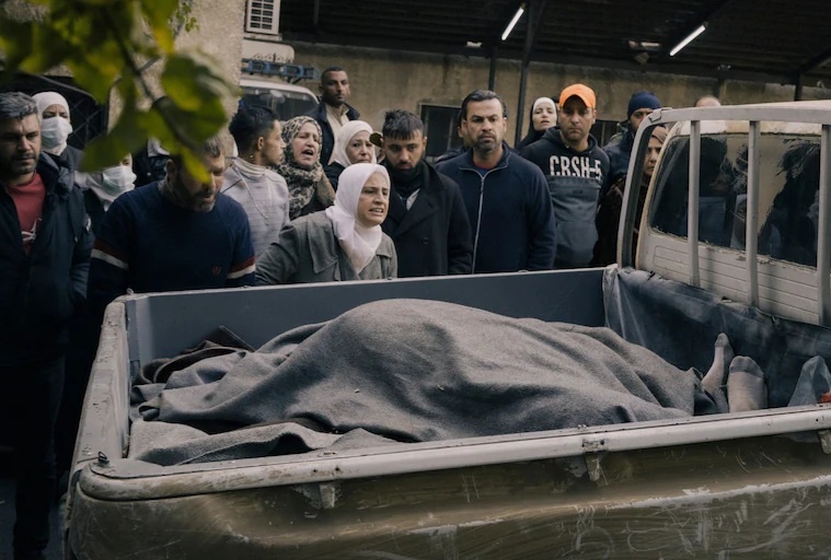 Толпа у морга в Дамаске реагирует на прибытие в четверг грузовика-пикапа с телами бывших сотрудников службы безопасности сирийского режима. (Лоренцо Туньоли для The Washington Post