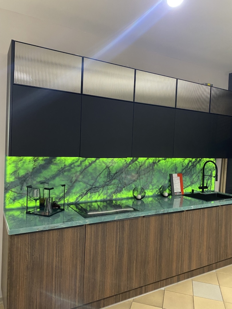Фартук с подсветкой на кухне из невероятного кварцевого камня Fontainebleau от Quantra Quartz
