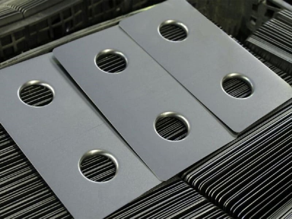 Оператор проверяет каждую деталь: размеры, чистоту краёв, отсутствие трещин