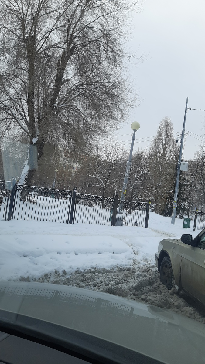 Вот так мы припарковались в снегу. На тротуаре тропинка протоптанная.