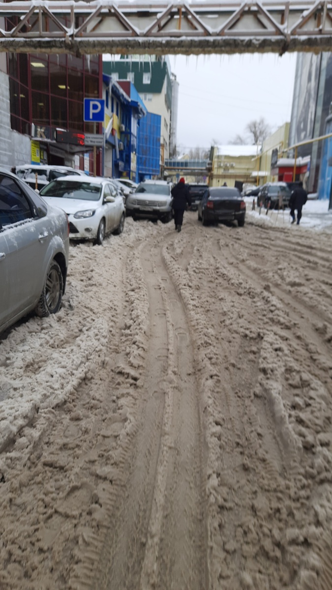 Вот по такому снежному месиву мы шли на ярмарку