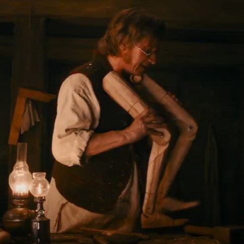     Александр Яценко мастерит деревянного человечка в трейлере «Буратино»