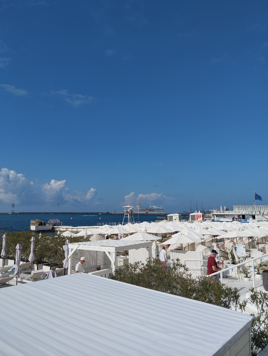 Вон он там, наш кораблик. Ждёт нас.