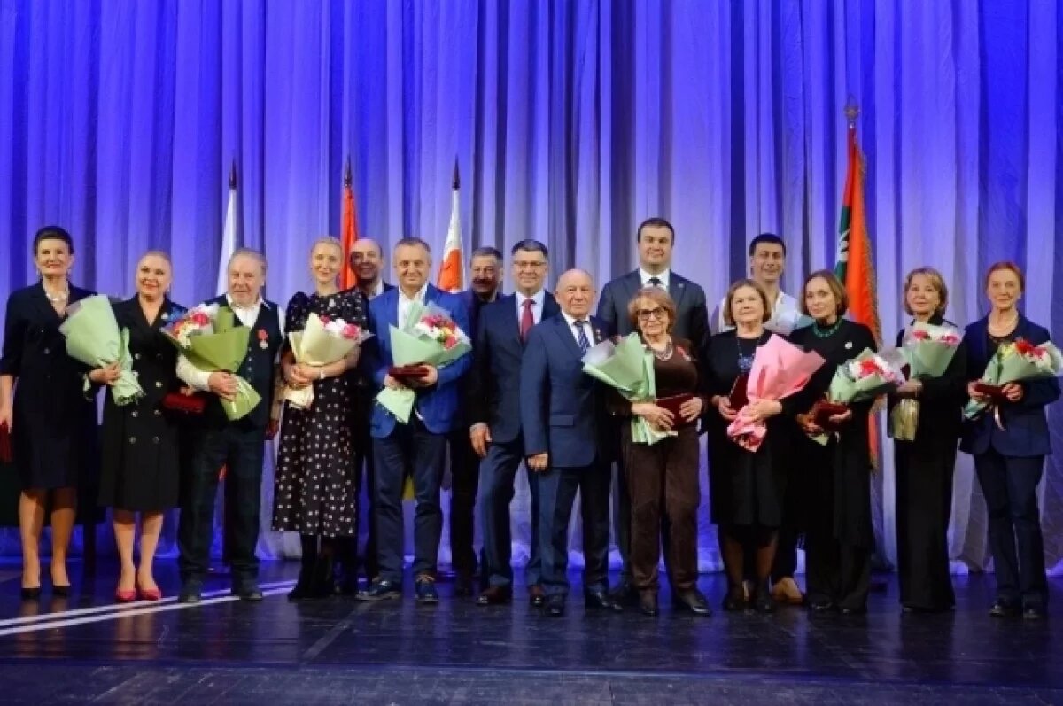    На сцене Омского академического театра драмы актёры сегодня не играют персонажей спектаклей, они предстали перед зрителями в роли новоиспечённых обладателей государственных наград и почётных званий.