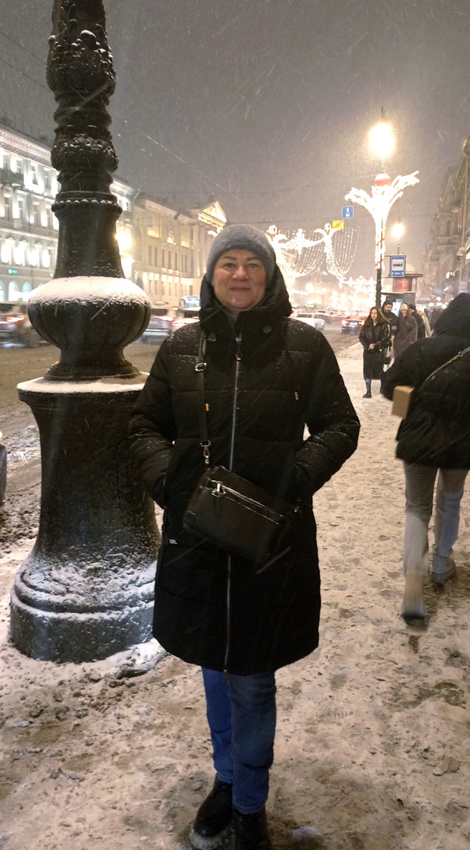 МОЯ ГАЛЯ НА ФОНЕ ЗАСНЕЖЕННОГО НЕВСКОГО.