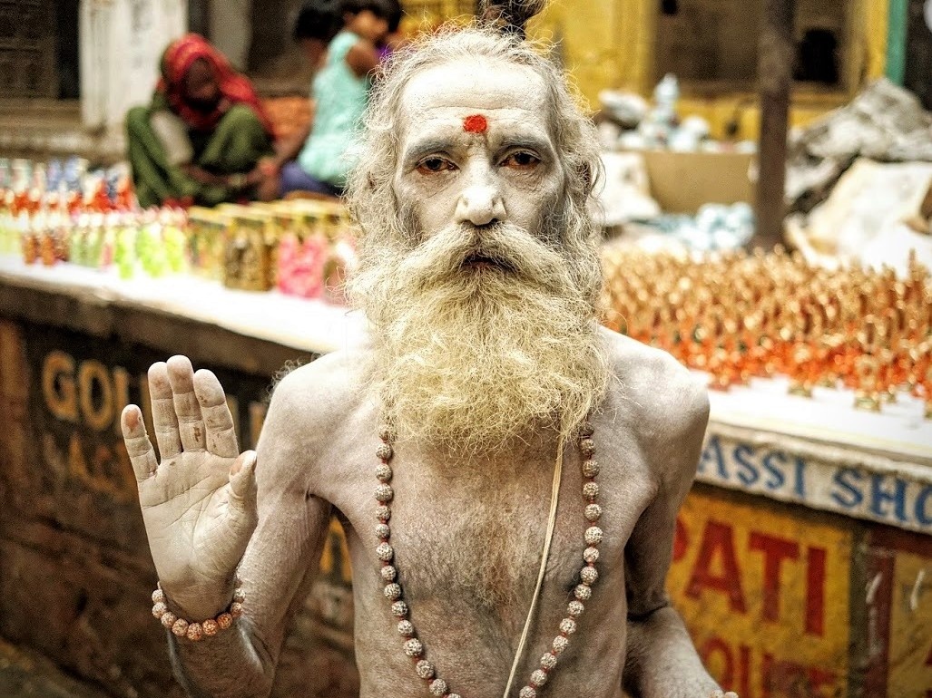 Нет, это, конечно же, не тот индиец. Это агхори в городе Варанаси. Фото автора.