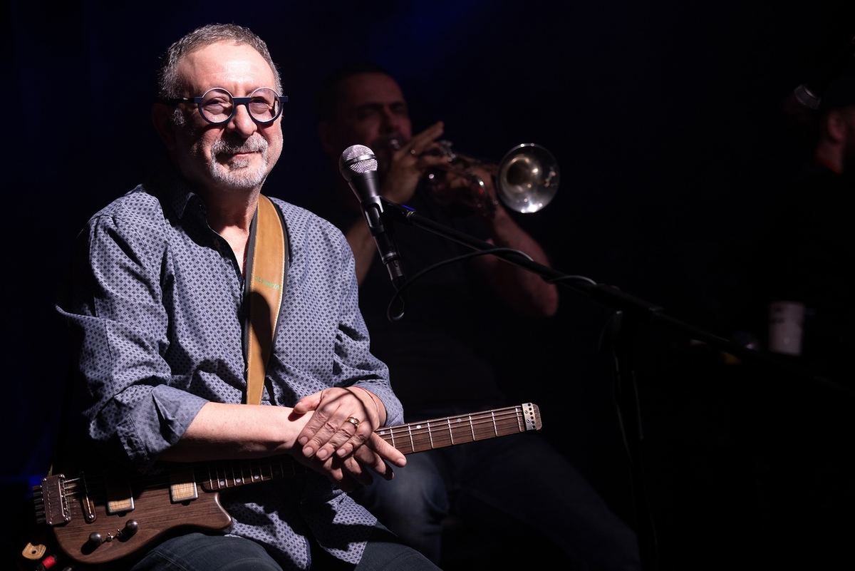 Евгений Шулимович Маргулис (25 декабря 1955, Москва, СССР) — советский и российский певец, гитарист, бас-гитарист, автор песен, телеведущий. Заслуженный артист Российской Федерации (1999). Наиболее известен как участник групп "Машина времени" (1975—1979, 1990—2012) и "Воскресение" (1979, 1980, 1994—2003). Один из ярчайших представителей блюзового направления в российском роке: исполняет блюзовые композиции на русском языке, сам пишет тексты и музыку