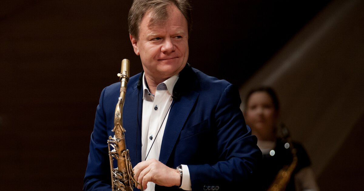 Игорь Михайлович Бутман (род. 27 октября 1961, Ленинград, РСФСР, СССР) — советский и российский саксофонист; народный артист РФ (2011), народный артист Чеченской Республики (2012), лауреат Государственной премии РФ (2003)