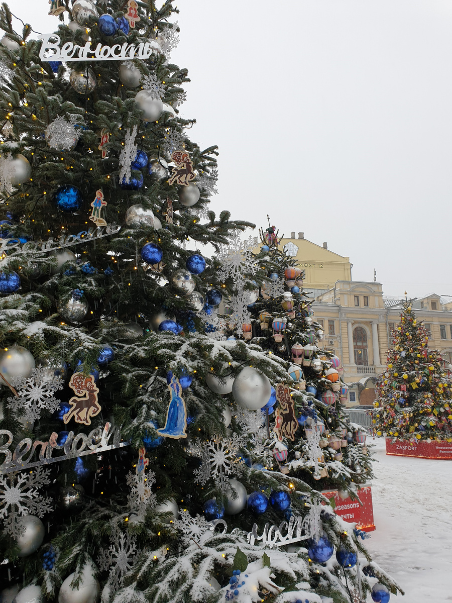 Листайте ->>> Богато украшенные авторские елки - был такой проект несколько лет назад. Эти деревья были срубленные, одноразовые. Центр Москвы. 