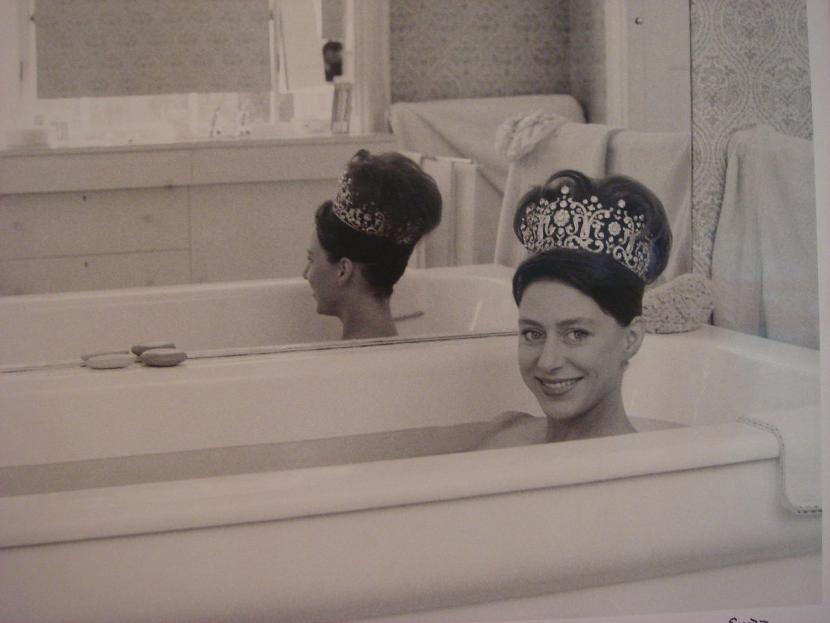 Очень скандальное фото. Мыло, заметьте, кусковое.