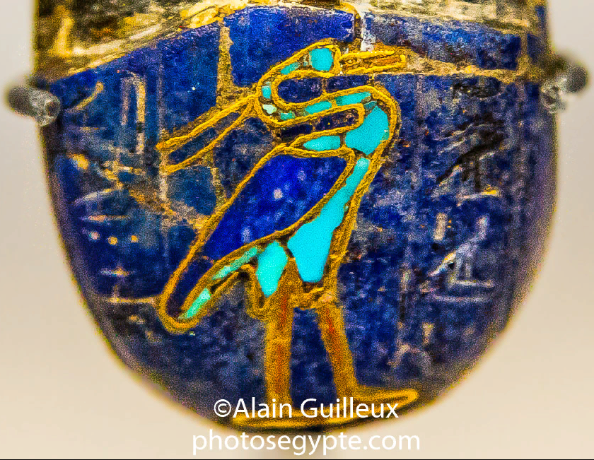 Амулет в виде сердца из стеатита, искусно инкрустированный золотом, бирюзой и лазуритом (музей Лувра, инв. № 3085). Автор снимка - Ален Гийо.