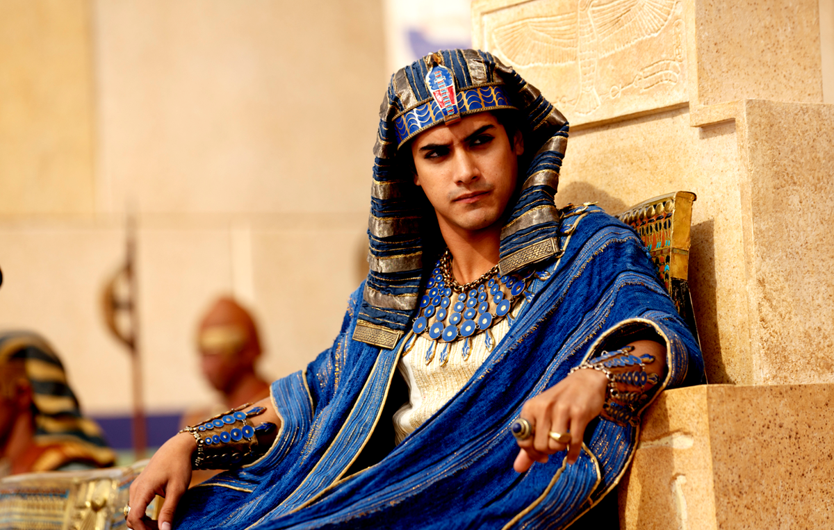 Эван Тюдор Джогиа в образе фараона Тутанхамона (канадо-американский сериал "Тут": 2015 г.). В плане костюмов - вольница, но украшения из лазуритовых колец фигурируют в амарнской переписке и действительно могли бы выглядеть как-то так.
