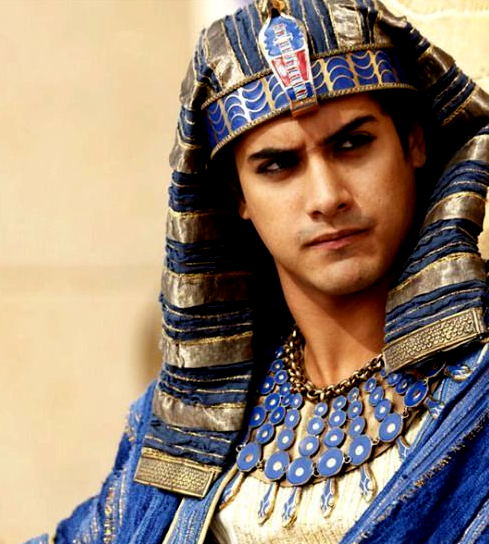 Эван Тюдор Джогиа в образе фараона Тутанхамона (канадо-американский сериал "Тут": 2015 г.). В плане костюмов - вольница, но украшения из лазуритовых колец фигурируют в амарнской переписке и действительно могли бы выглядеть как-то так.