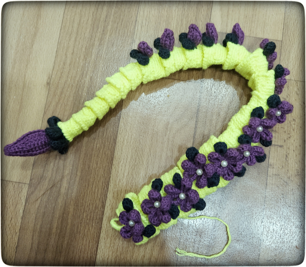 Сначала связала звенья, соединила их между собой