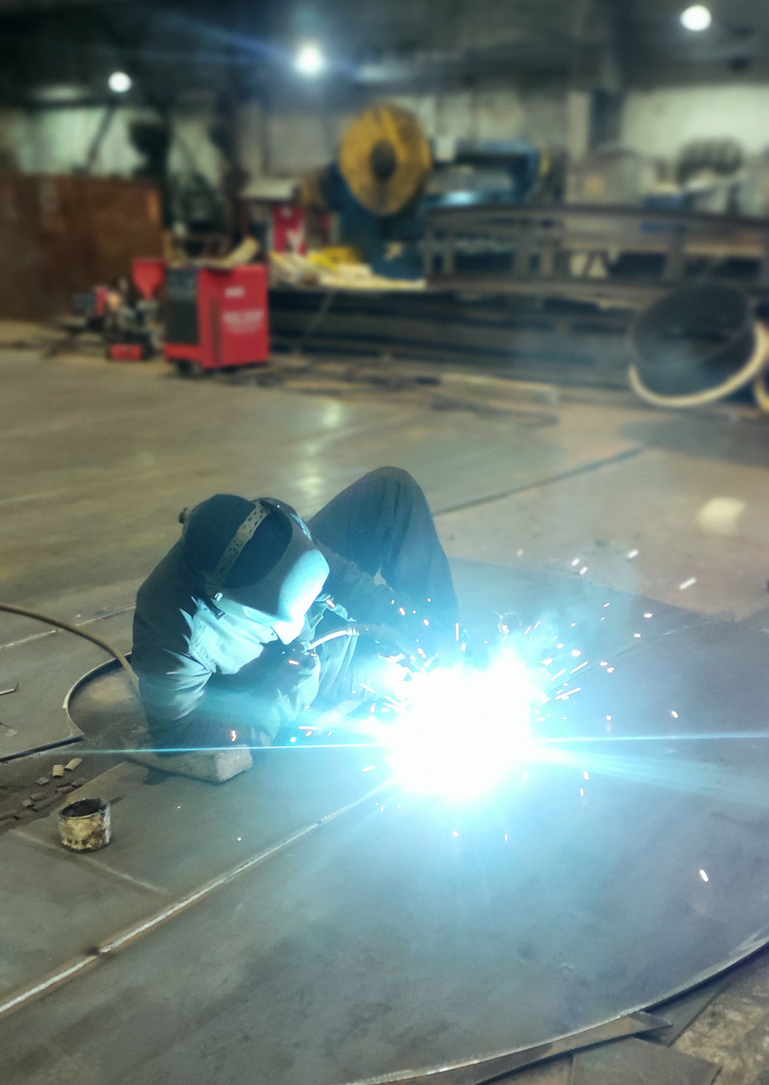 Сварка деталей стальной емкости