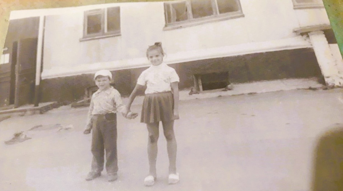 Саша Дьяченко не хотел фотографиться, и его родители попросили меня удержать его в кадре силой. И я удержала 😁